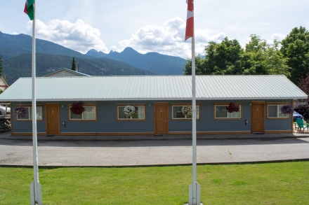 the front view of the kaslo motel