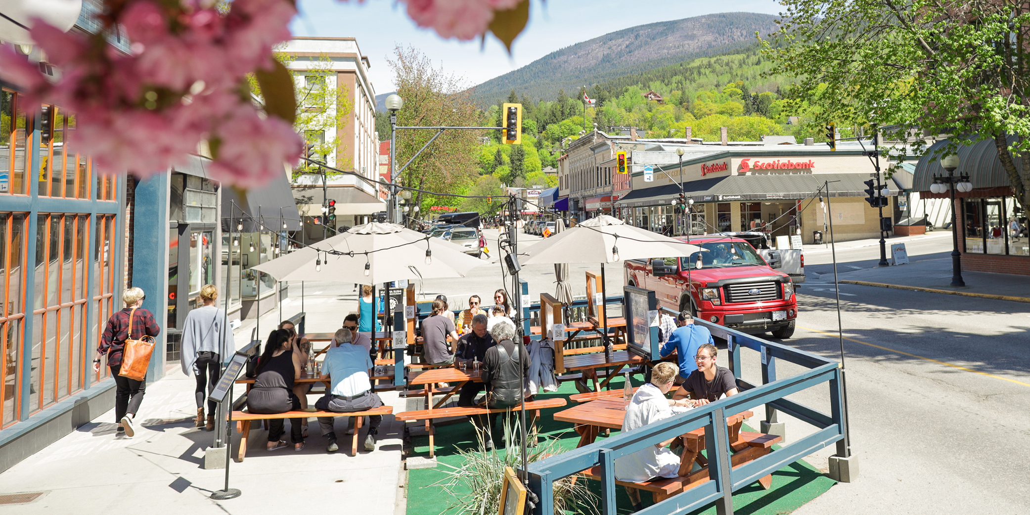 Busy patio at Broken Hill Restaurant