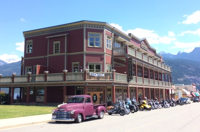 The Kaslo Hotel on a sunny day.