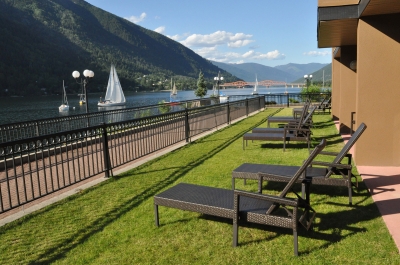 View of the waterfront walk on a sunny day, by the Prestige Lakeside Resort in Nelson BC