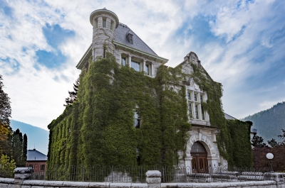 The Nelson Courthouse covered in green ivy.