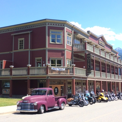 The Kaslo Hotel on a sunny day.