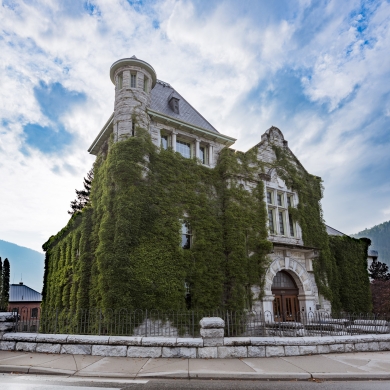 The Nelson Courthouse covered in green ivy.