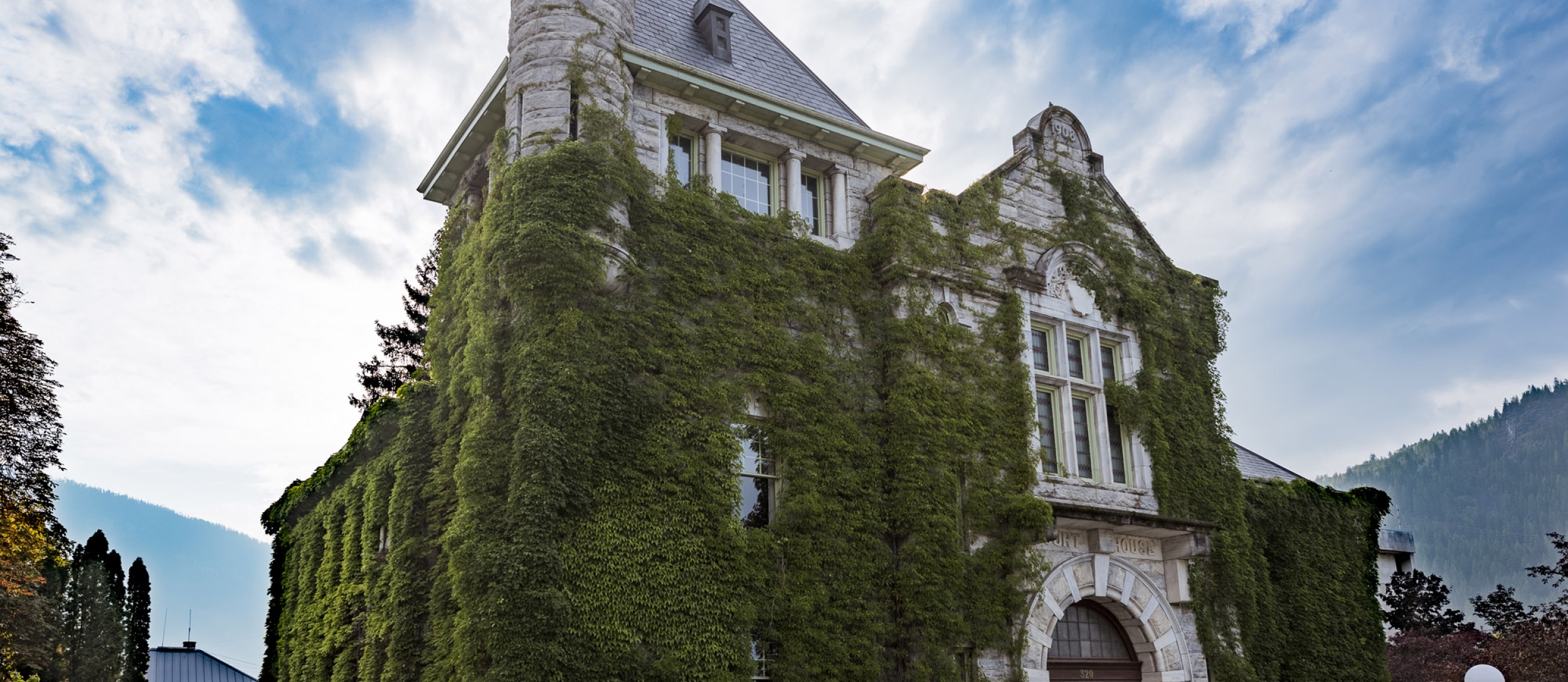 The Nelson Courthouse covered in green ivy.