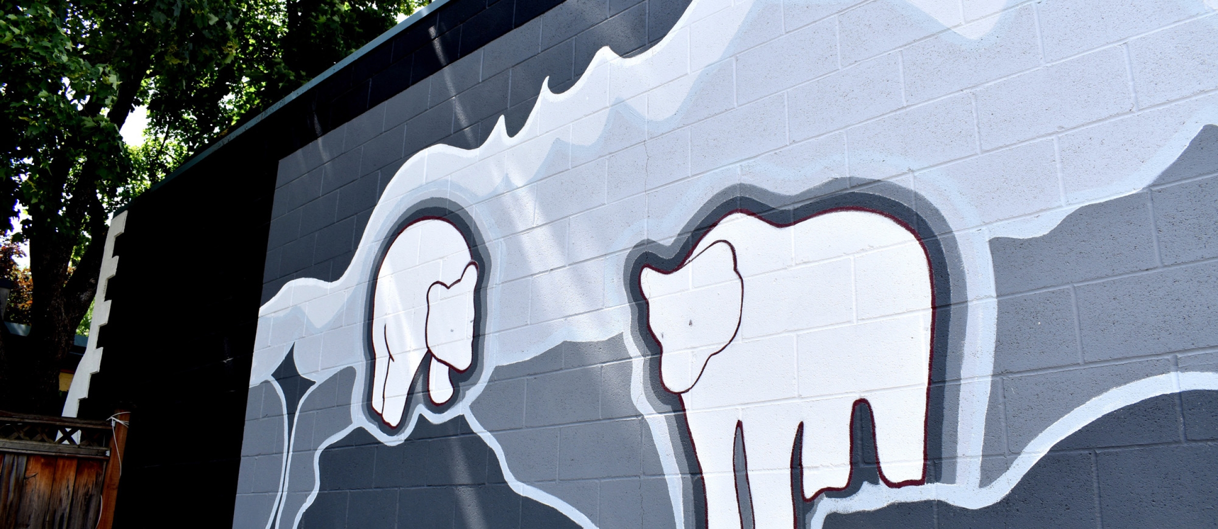 Mural of two polar bears by Isabelle Houde and Maëlle Nixon