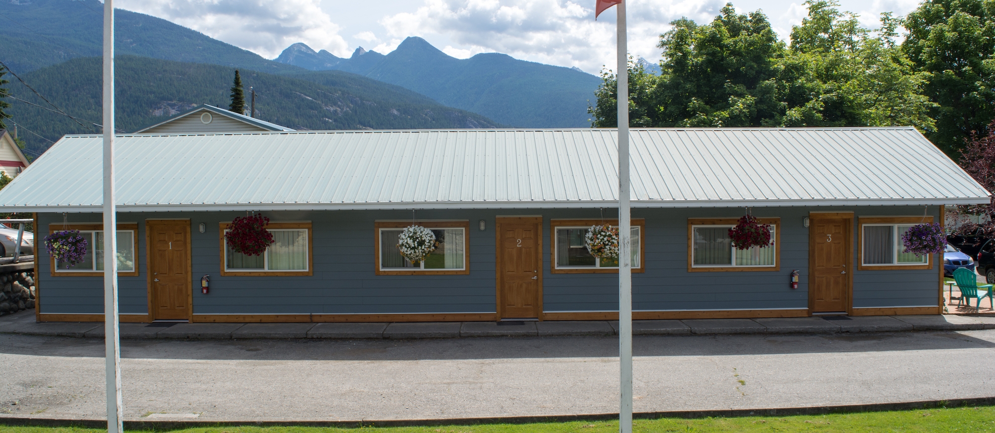 the front view of the kaslo motel