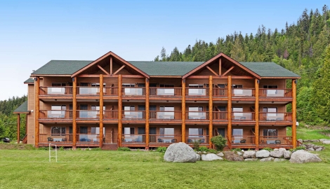 The outside of the Kootenay Lakeview Resort with blue sky in the background.