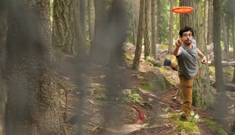 Man playing disc golf at Art Gibbons in Nelson.