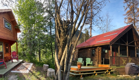 Beautiful Morning Star Log Cabin in Blewett BC surrounded by trees.